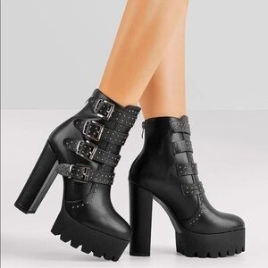 Yolkomo Chunky Heel Platform Studded Boots US 8 (EU 38)
